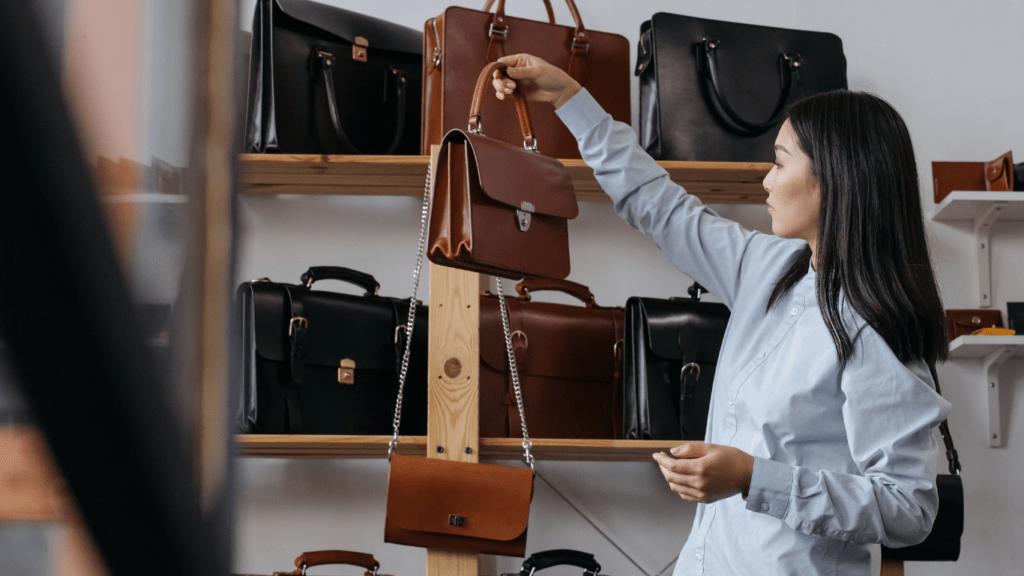 Choosing hand bag